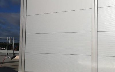 VW Poznań – elewacja z płyty warstwowej